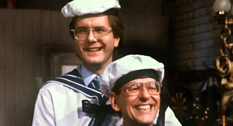 Feuerstein-gehoerte-lange-zu-Schmidts-treuen-Weggefaehrten-In-den-legendaeren-Shows-Pssst-1990-bis-1995-und-Schmidteinander-1990-bis-1994-war-er-Schmidts-Comoderator