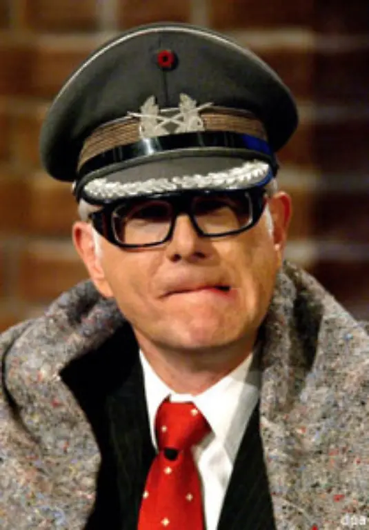 Als-Schmidt-1995-zu-Sat-1-wechselte-um-mit-seiner-Late-Night-Show-reich-zu-werden-blieb-Feuerstein-auf-der-Strecke-Schmidt-wurde-zum-Star