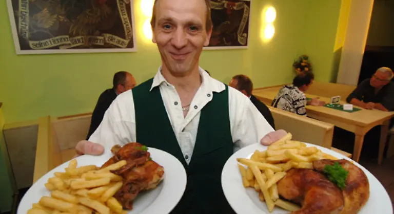 Grillhaehnchen-werden-in-formeller-Umgebung-mit-Besteck-gegessen-im-Freundeskreis-oder-Bierzelt-ist-es-aber-erlaubt-sie-mit-den-Fingern-zu-essen