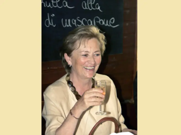 Ein-Wein-oder-Sektglas-wird-am-Stiel-gehalten-Prost-ist-offiziell-verpoent