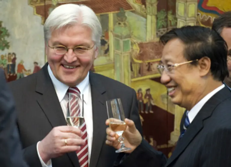 Beim-Zutrinken-erhebt-man-das-Glas-sagt-Zum-Wohl-trinkt-einen-Schluck-nickt-mit-dem-Glas-in-der-Hand-dem-anderen-zu-und-sieht-ihm-dabei-ihn-die-Augen-In-Gesellschaft-wird-nicht-mehr-mit-den-Glaesern-angestossen