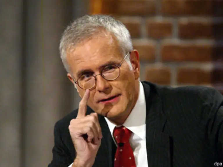 Nach-seinem-Geburtstag-wird-Schmidt-sich-rar-machen-Erst-im-Oktober-endet-die-Sommerpause-seiner-Show-Dann-moderiert-er-zusammen-mit-Jungkomiker-Oliver-Pocher-ein-Anti-Schmidt-vor-dem-Herrn