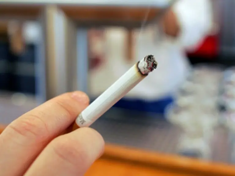 Rauchen-gestattet-Bis-zum-Kaffee-sollte-bei-Tisch-nicht-geraucht-werden-Auch-im-Bekanntenkreis-wird-sich-der-Raucher-erst-erkundigen-ob-er-rauchen-darf