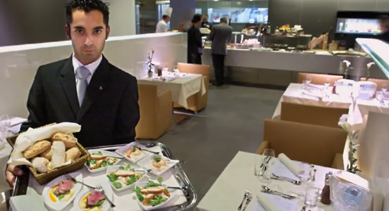 Tisch-Sitten-Gehen-Sie-so-oft-zum-Buffet-wie-Sie-wollen-Aber-Den-Teller-nie-ueberladen-das-koennte-leicht-gierig-aussehen-Hoechstens-fuenf-Sorten-auf-den-Teller-der-Rand-bleibt-frei-Immer-Serviette-benutzen