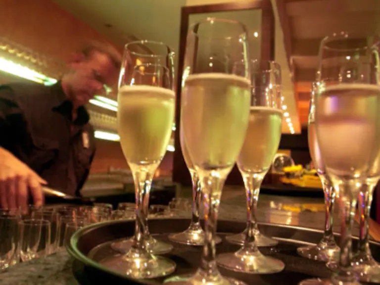 Trinken-Sie-ruhig-ein-Glaeschen-Sekt-Wenn-Sie-nicht-unhoeflich-sein-moechten-nippen-Sie-nur-kurz-am-Glas-und-lassen-es-stehen