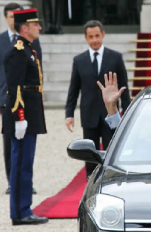 Auf-internationaler-Ebene-allerdings-weicht-die-Erleichterung-ueber-den-Neuanfang-nach-dem-Ende-des-verkrusteten-Regimes-von-Jacques-Chirac-allmaehlich-der-Skepsis-angesichts-der-franzoesischen-Alleingaenge