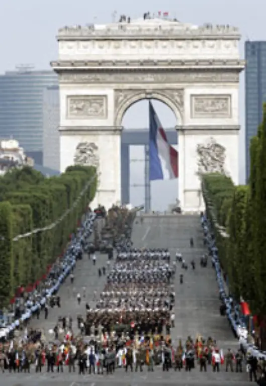 Den-Anspruch-auf-eine-neue-Fuehrungsrolle-untermauerte-Sarkozy-am-franzoesischen-Nationalfeiertag-zu-dem-er-Abordnungen-saemtlicher-Armeen-Europas-auf-den-Champs-lyses-mitmarschieren-liess