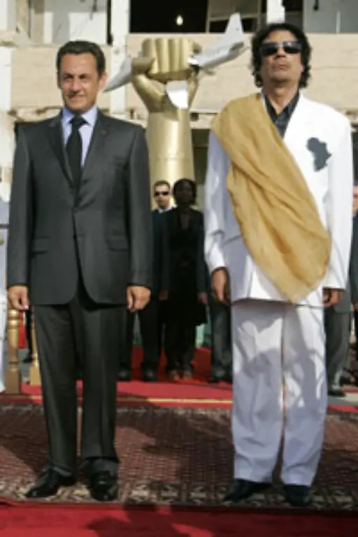 Vor-allem-als-Sarkozy-sich-anschliessend-selbst-nach-Tripolis-begab-und-ausgerechnet-dem-libyschen-Revolutionsfuehrer-Muammar-al-Gaddafi
