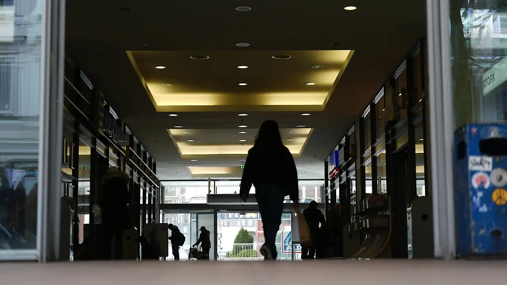 31-03-2026-Hamburg-Passanten-gehen-durch-die-Einkaufspassage-an-der-Strasse-Grosse-Bergstrasse-wo-ein-Wolf-am-Montag-eine-Frau-verletzt-hat-Der-Vorfall-bei-dem-die-Frau-verletzt-wurde-ereignete-sich-in-einer-Einkaufspassage-an-der-Grossen-Bergstrasse-im-Hamburger-Bezirk-Altona-Nach-dpa-Informationen-war-das-Tier-in-der-mit-glaesernen-Automatiktueren-gesicherten-Passage-gefangen