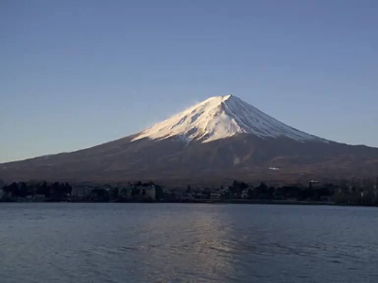Ueber-das-gesamte-Archipel-verlaeuft-eine-Gebirgskette-Diese-macht-ungefaehr-73-Prozent-der-gesamten-Landmasse-aus-Der-hoechste-Berg-Japans-ist-der-Fujisan-auch-Fujiyama-genannt-Er-ist-3-776-Meter-hoch
