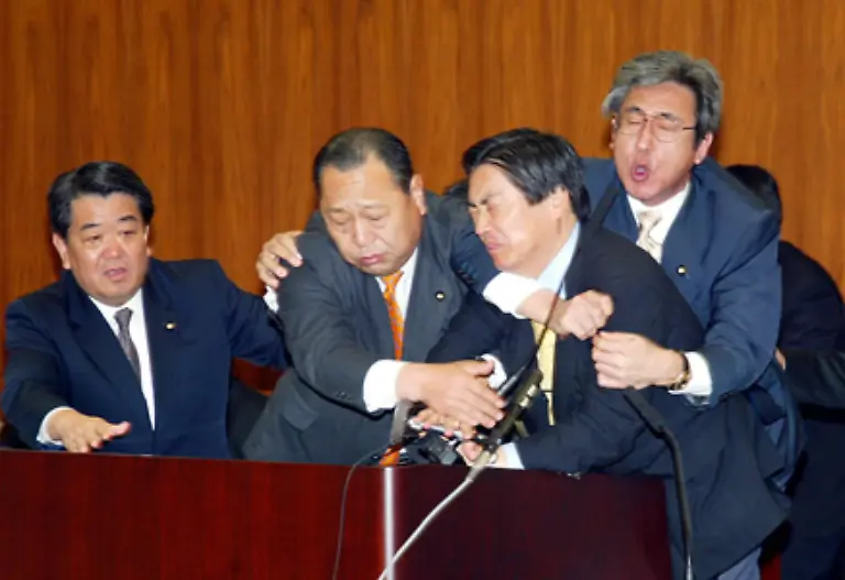 Der-rote-Kreis-symbolisiert-Aufrichtigkeit-und-Leidenschaft-im-Bild-Handgreiflichkeiten-unter-japanischen-Abgeordneten