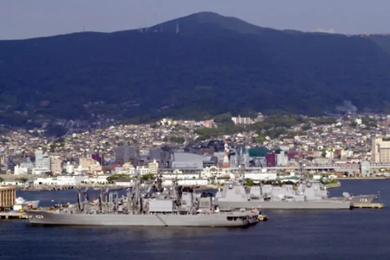 Die-japanische-Verfassung-ist-seit-1947-in-Kraft-Sie-verbietet-Japan-einen-Krieg-zu-fuehren-oder-eine-Armee-aufrechtzuerhalten-Der-Dienst-in-der-so-genannten-Self-Defence-Force-ist-freiwillig