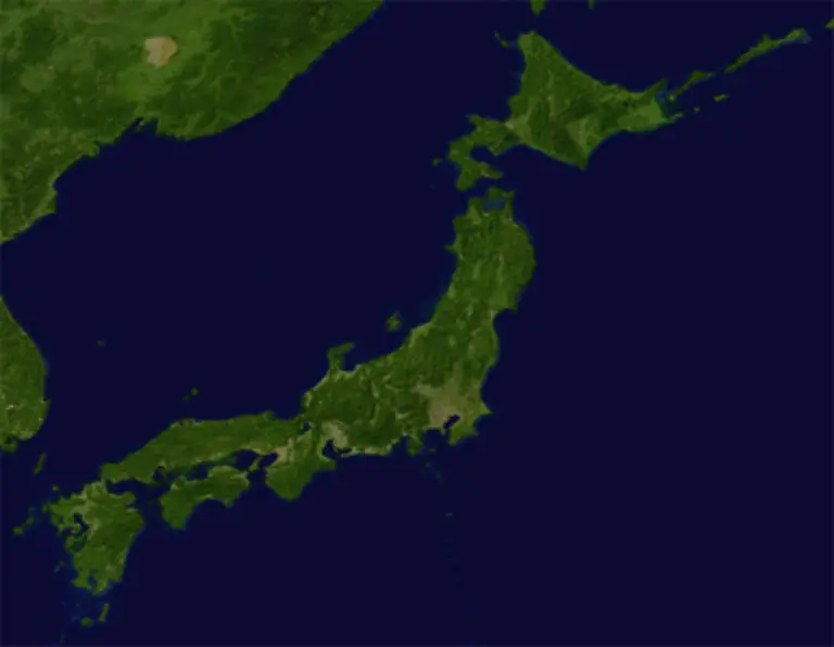 Japan-hat-eine-Gesamtflaeche-von-377-801-Quadratkilometern-Groessere-Ebenen-finden-sich-nur-in-den-vier-Hauptballungsgebieten-Kanto-Kansai-Kyoto-und-Kobe-Satellitenbild-Wegen-des-Mangels-an-Flachland-werden-Berghaenge-durch-Terrassenfeldbau-kultiviert