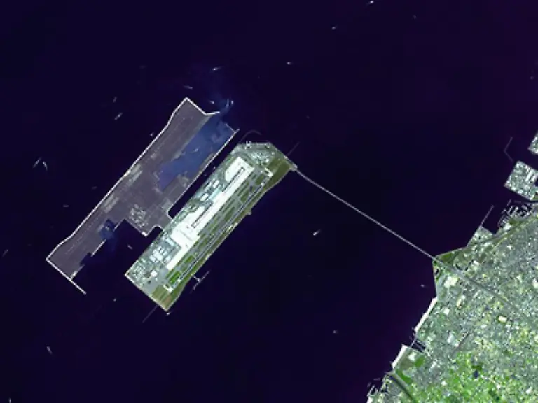 Durch-Aufschuettungen-im-Meer-versucht-Japan-neues-Land-zu-gewinnen-So-auch-beim-Kansai-Airport-in-der-Bucht-von-Osaka-1994-feierlich-eroeffnet-folgten-staendige-Nachbesserungen-damit-der-Flughafen-nicht-im-Meer-versinkt-NASA-Satellitenbild