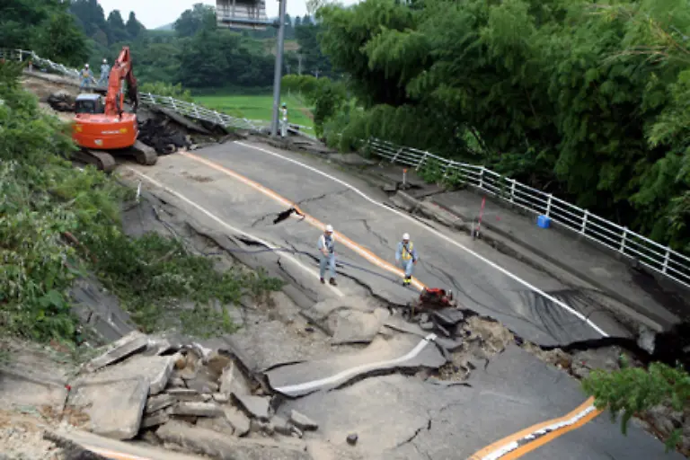 Wegen-der-besonderen-Lage-und-Beschaffenheit-des-Landes-sind-Erdbeben-Tsunamis-Wirbelstuerme-und-Vulkanausbrueche-in-Japan-keine-Seltenheit