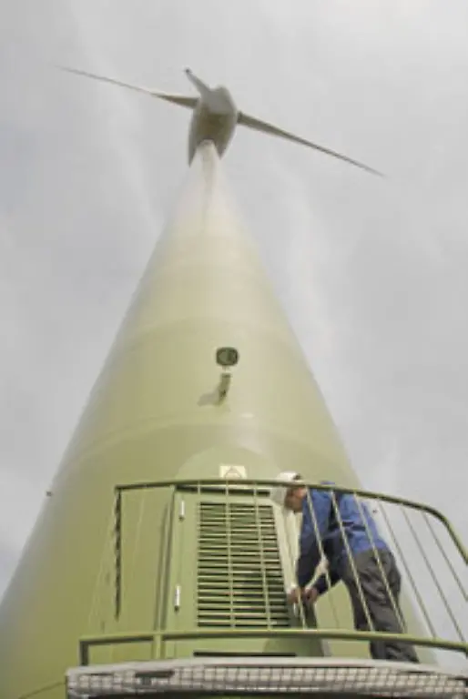 GROWIAN-bestand-aus-einem-350-Tonnen-schweren-Stahlrohrmast-einem-340-Tonnen-schweren-Maschinenhaus-mit-zwei-riesigen-23-Tonnen-schweren-Rotorblaettern-in-100-Metern-Hoehe-Die-Anlage-lieferte-drei-Megawatt-und-war-ein-Misserfolg