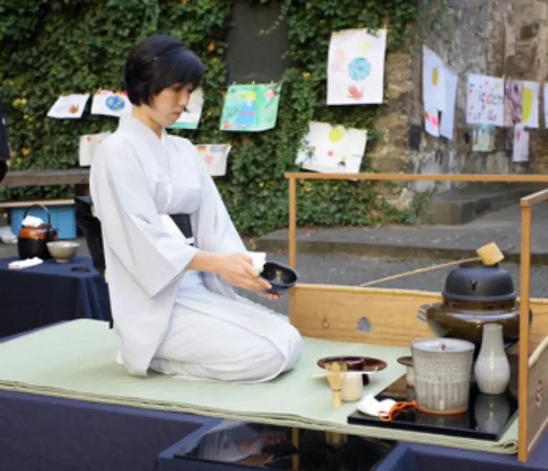 Scheinbar-haben-die-Eigenheiten-der-japanischen-Kultur-alle-Industrienationen-erreicht-Das-reicht-von-Teezeremonien-die-in-Volkshochschulkursen-angeboten-werden-bis-hin