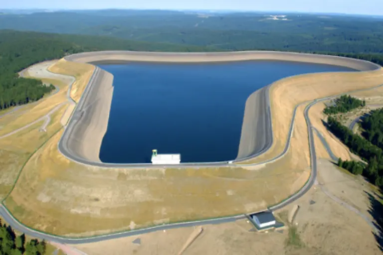 Abhilfe-schaffen-Pumpspeicherwerke-in-denen-die-ueberfluessige-Energie-gelagert-werden-kann-Allerdings-sind-die-Ausbaumoeglichkeiten-in-Deutschland-aus-topografischen-und-Naturschutzgruenden-weitgehend-erschoepft