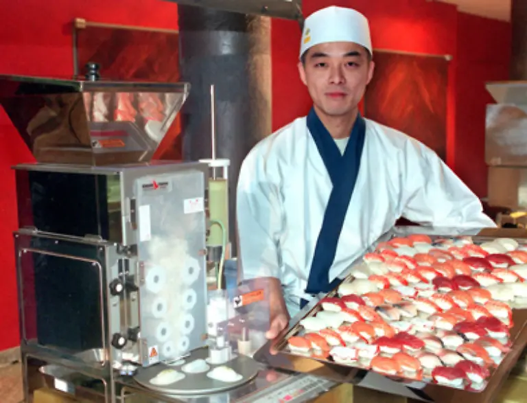 Aber-auch-hier-macht-der-moderne-Japaner-eine-Ausnahme-und-laesst-aus-Kostengruenden-eine-Maschine-die-wohlschmeckenden-Reisteile-formen