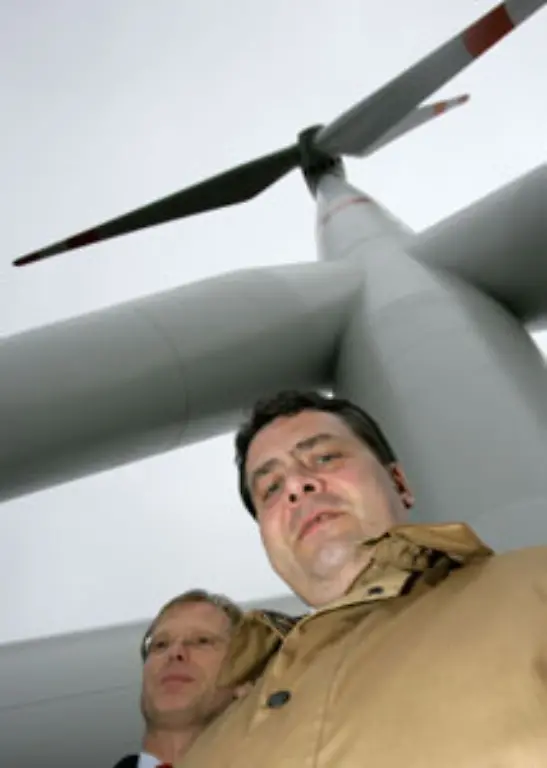 Insbesondere-politische-Hemmnisse-fuer-die-Modernisierung-aelterer-Anlagen-an-Land-fuer-die-Offshore-Produktion-in-Ost-und-Nordsee-und-den-Netzausbau-muessten-angepackt-werden-damit-Windraeder-kuenftig-Hochleistung-bringen-so-die-Betreiber