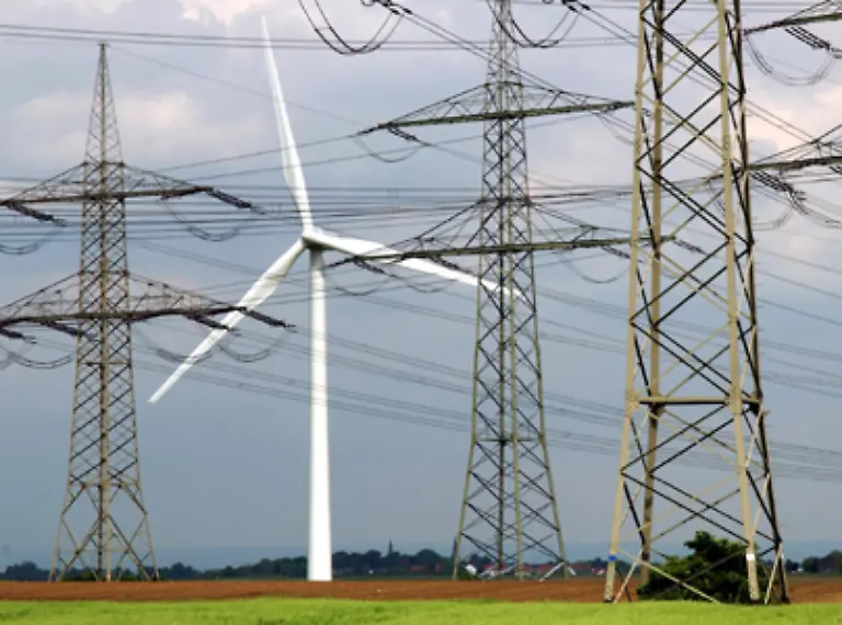 Windkraftanlagen-sollen-sowohl-an-Land-als-auch-zu-Wasser-weiter-ausgebaut-werden-Geplant-ist-den-Anteil-der-Windkraft-an-der-deutschen-Stromerzeugung-auf-bis-zu-35-Prozent-zu-steigern