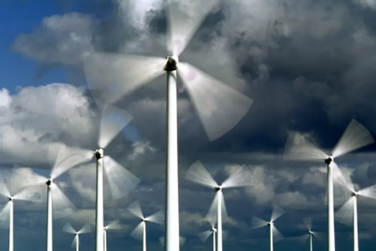 Mit-dem-Ausbau-von-Windenergieanlagen-gibt-es-aber-auch-immer-mehr-Kritiker-Hauptargumente-gegen-die-Verspargelung-der-Landschaft-sind-der-Vogelschutz-und-die-Belaestigung-durch-Laerm-Schatten-und-Blinklichter