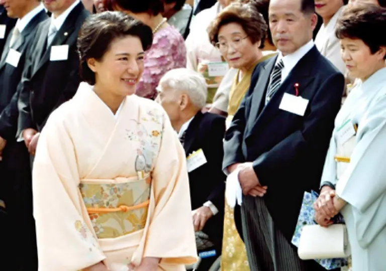 Zur-japanischen-Hoeflichkeit-gehoeren-unter-anderem-das-Laecheln-das-Verbeugen-und-die-Anrede-Fuer-Begruessung-Dank-Verabschiedung-und-Entschuldigungen-gibt-es-feste-Verhaltensregeln-und-spezielle-Sprachwendungen
