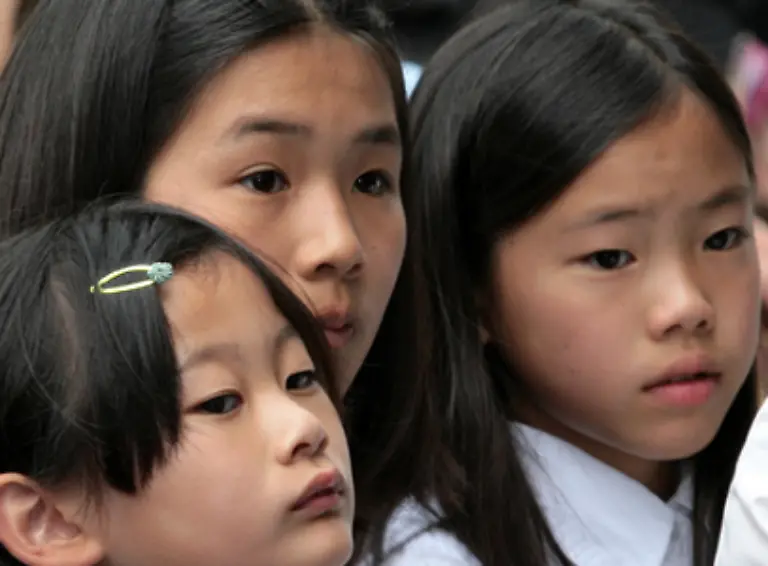 Verhaltens-und-Benimmregeln-werden-den-Kindern-in-einer-strengen-und-geradlinigen-Erziehung-beigebracht-Japanische-Kinder-sind-in-der-Oeffentlichkeit-aeusserst-diszipliniert