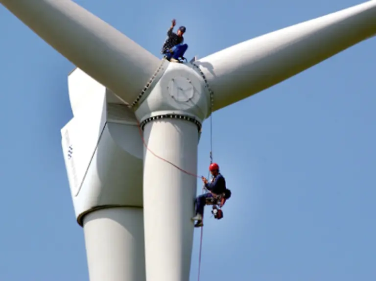 Mit-wachsender-Nachfrage-wird-auch-die-Zahl-der-Angestellten-in-der-Windindustrie-steigen-Aus-73-800-Beschaeftigten-2006-sollen-112-000-im-Jahr-2020-werden