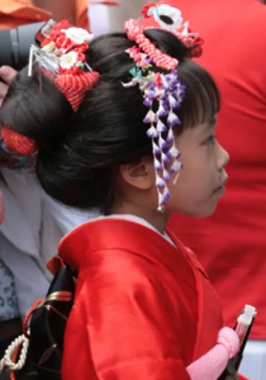 Japanische-Sproesslinge-werden-gern-herausgeputzt-und-gestylt-Trotz-aller-Hochachtung-wird-den-Kindern-sehr-frueh-beigebracht-Ruecksicht-auf-die-Beduerfnisse-anderer-zu-nehmen