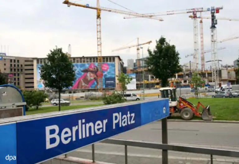 Die-Loveparade-das-Musik-Spektakel-des-vergangenen-Jahrzehnts-wird-am-Berliner-Platz-in-Essen-gefeiert-und-ganz-Berlin-atmet-auf