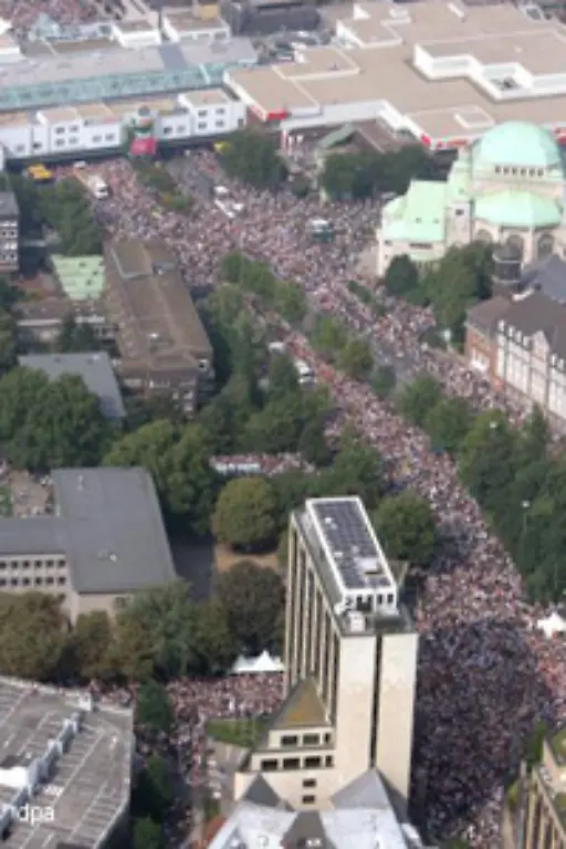 Die-Mega-Party-ist-eine-proletarische-Veranstaltung-geworden-und-darum-gehoert-Sie-auch-zwingend-in-den-proletarischen-Grossraum
