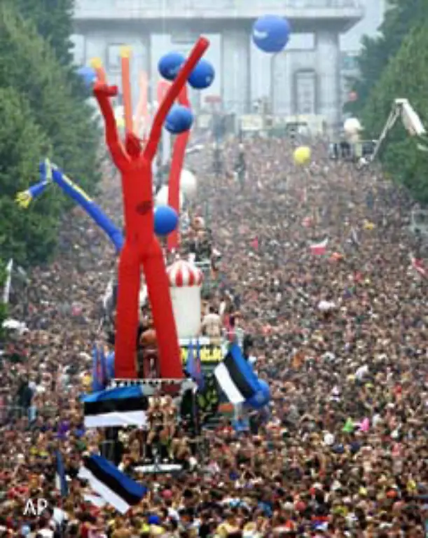 und-wurden-in-einer-gigantischen-Welle-aus-Ecstasy-und-Harnstoff-zermalmt
