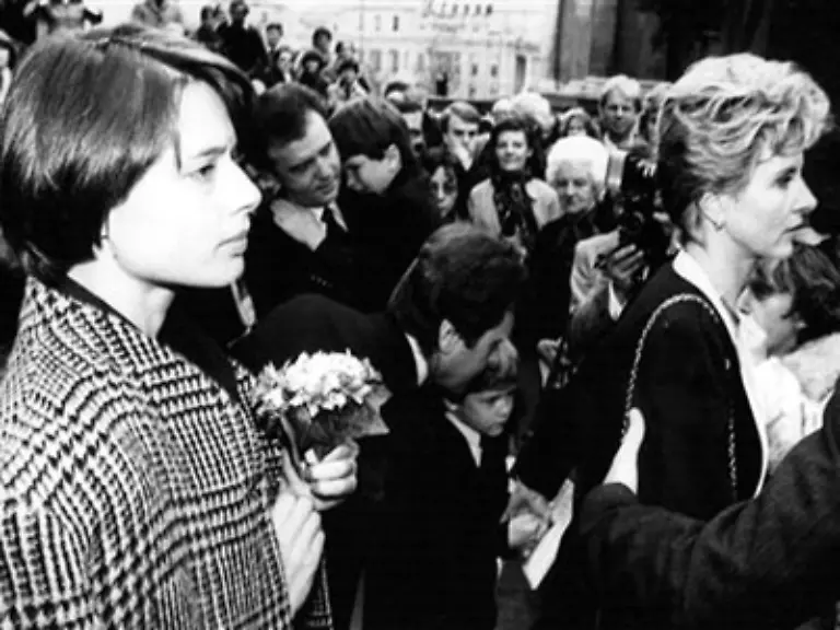 Vier-Jahre-spaeter-starb-sie-an-ihrem-67-Geburtstag-in-London-an-den-Folgen-von-Brustkrebs-Auf-dem-Foto-ihre-Toechter-Isabella-Pia-und-zwei-Enkel-bei-der-Trauerfeier