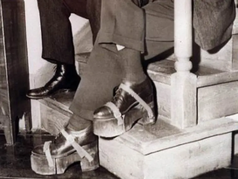 Dass-sie-ihn-so-schmachtend-nach-oben-angucken-kann-ist-uebrigens-nur-diesen-Plateaus-zu-verdanken-die-Mr-Bogart-bei-Kuss-und-Anhimmelszenen-tragen-musste