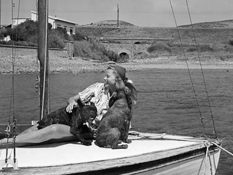 Ingrid-Bergman-wurde-1915-in-Stockholm-als-Tochter-eines-schwedischen-Vaters-und-einer-deutschen-Mutter-geboren-die-drei-Jahre-spaeter-starb