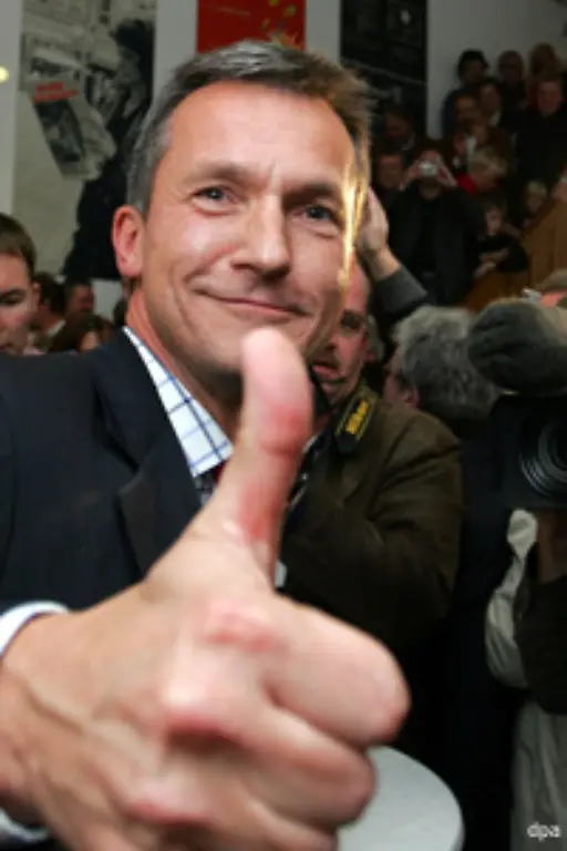 Die-Ruhrmetropole-ist-fast-genauso-arm-wie-Berlin-und-wenn-Oberbuergermeister-Frank-Baranowski-erklaert-Wir-werden-zeigen-dass-wir-mindestens-genauso-sexy-sind-wie-Berlin-dann-sorgt-das-natuerlich-fuer-gespannte-Vorfreude-bei-den-Partygaesten