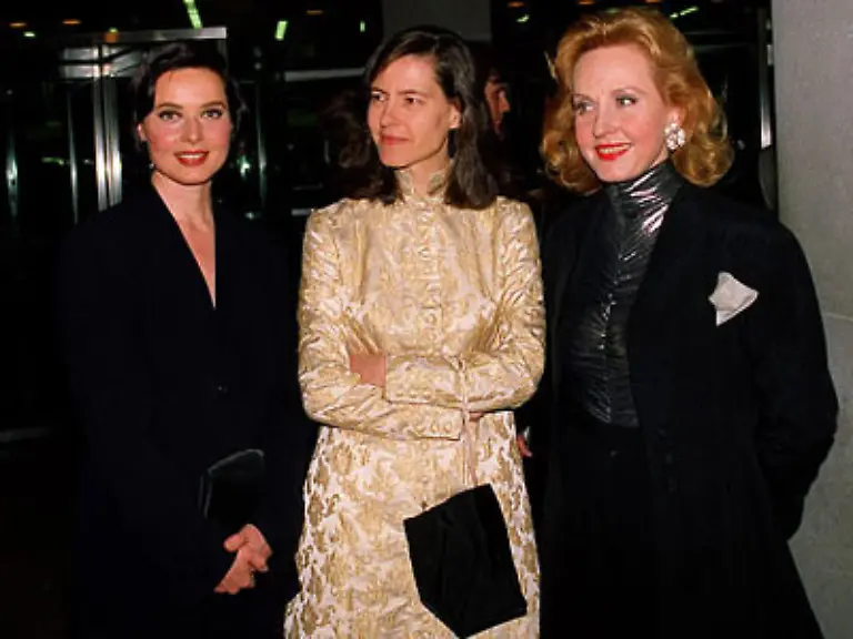 Die-Schwestern-verstehen-sich-ausgezeichnet-wobei