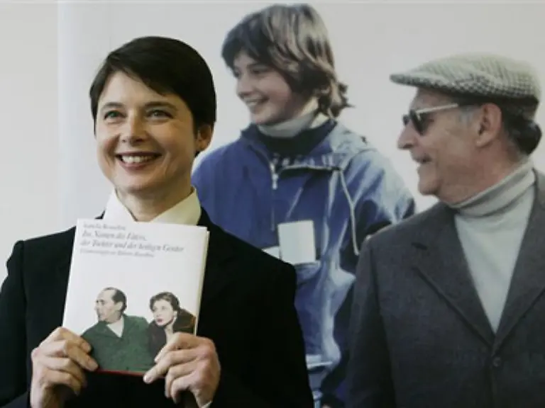 Isabella-die-Auffaelligste-ist-und-bleibt-Hier-bei-der-Praesentation-ihres-Buches-ueber-die-Beziehung-zu-ihrem-Vater