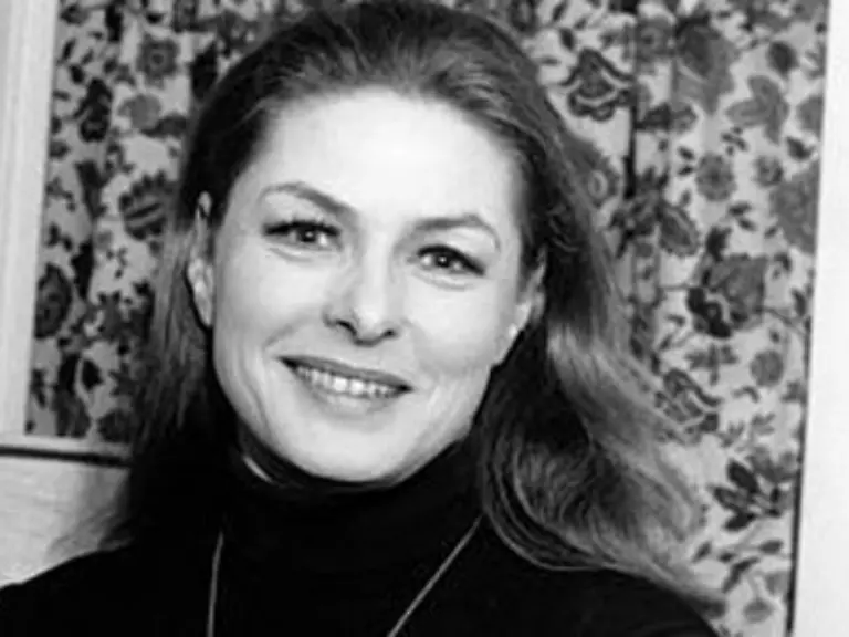 Nach-ihrem-viel-zu-fruehen-Tod-wird-ein-Teil-der-Asche-vor-Schwedens-Kueste-ueber-der-Ostsee-ausgestreut-der-Rest-auf-dem-Norra-Friedhof-in-Stockholm-beigesetzt