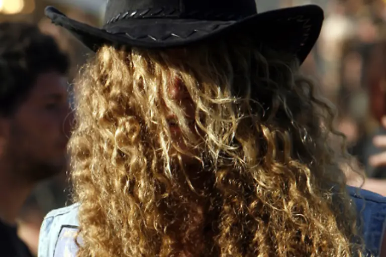 Eigentlich-sind-Haare-komplett-ueberfluessig-Waehrend-die-Urzeit-Menschen-noch-am-ganzen-Koerper-ein-Fell-hatten-das-sie-gegen-Kaelte-schuetzte-finden-sich-bei-uns-dichte-Haare-nur-noch-auf-dem-Kopf