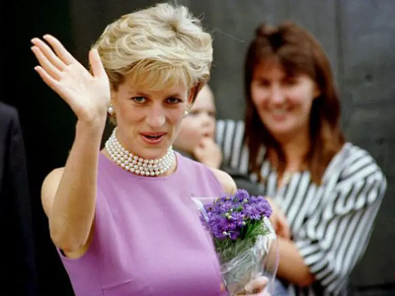 Mach-den-Fernseher-an-befahl-sie-Ich-gehorchte-Auf-allen-Kanaelen-Lady-Diana