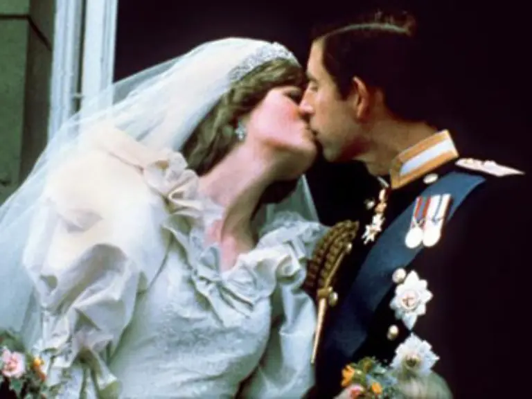 Oder-Unter-diesem-Foto-steht-bei-AP-Prinz-Charles-gibt-seiner-jungen-Braut-einen-Kuss