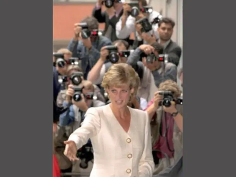Man-sagte-sogar-sie-habe-ein-Agreement-mit-einigen-getroffen-Sie-kamen-machten-ein-paar-Fotos-und-dann-liessen-sie-die-Prinzessin-ihrer-Wege-ziehen-Jeder-war-gluecklich-mit-dieser-Loesung