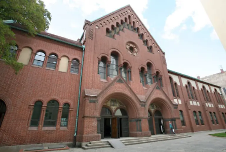 weisen-darauf-hin-was-sich-hinter-der-Haeuserzeile-aus-der-Gruenderzeit-verbirgt-Erst-im-Hof-bekommt-man-einen-Eindruck-von-der-Dimension-des-1904-errichteten-Backsteingebaeudes-das-46-Meter-lang-27-Meter-breit-und-bis-zu-17-Meter-hoch-ist