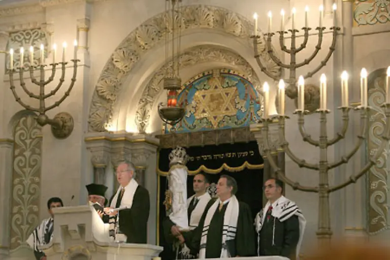 Von-groesseren-Bombenschaeden-blieb-das-Gebaeude-jedenfalls-weitgehend-verschont