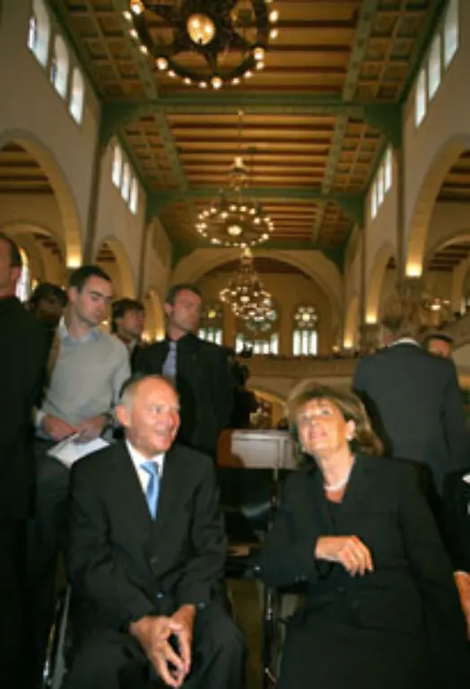 Die-Praesidentin-des-Zentralrats-der-Juden-in-Deutschland-Charlotte-Knobloch-hier-mit-CDU-Bundesinnenminister-Wolfgang-Schaeuble-sagte-der-Blick-auf-den-kunstvollen-Sakralraum-der-Synagoge-sei-erhebend
