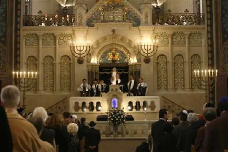Dabei-orientierten-sie-sich-in-muehevoller-Kleinarbeit-an-Fotografien-aus-einer-mehr-als-hundert-Jahre-alten-Festschrift-zur-Einweihung-der-Synagoge