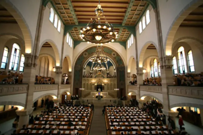 Diese-wunderbare-schoene-Synagoge-ist-eine-lebende-Erinnerung-an-unsere-Vergangenheit-betonte-Rabbiner-Chaim-Rozwaski-der-in-seiner-Predigt-an-Gemeindemitglieder-erinnerte-die-den-Holocaust-nicht-ueberlebten