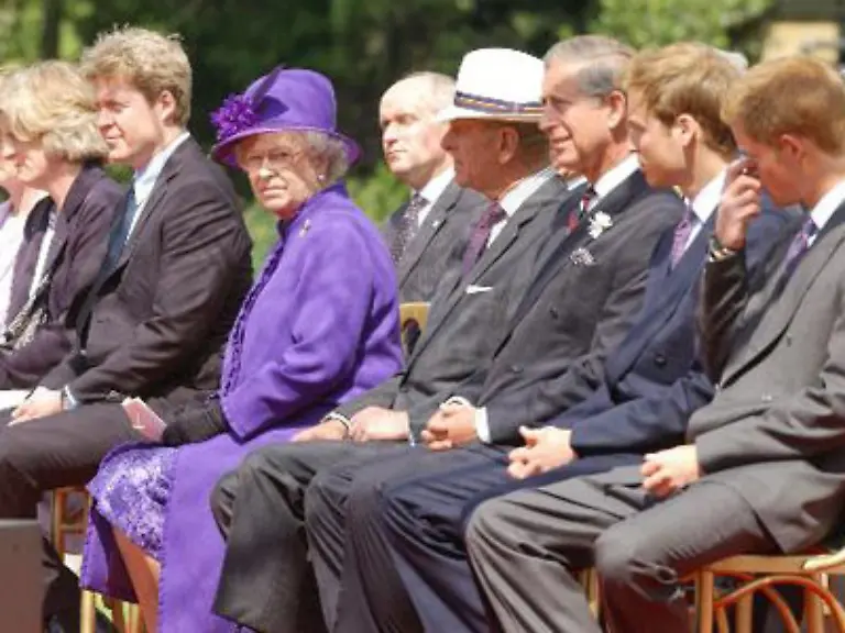 Kann-man-sich-vorstellen-dass-eine-Grossmutter-in-diesem-Fall-die-Koenigin-von-England-ihren-Enkeln-die-Mutter-entreissen-laesst-Oder-irgendein-absurder-Geheimdienst-eine-Ex-Fast-Koenigin-aus-dem-Weg-raeumt